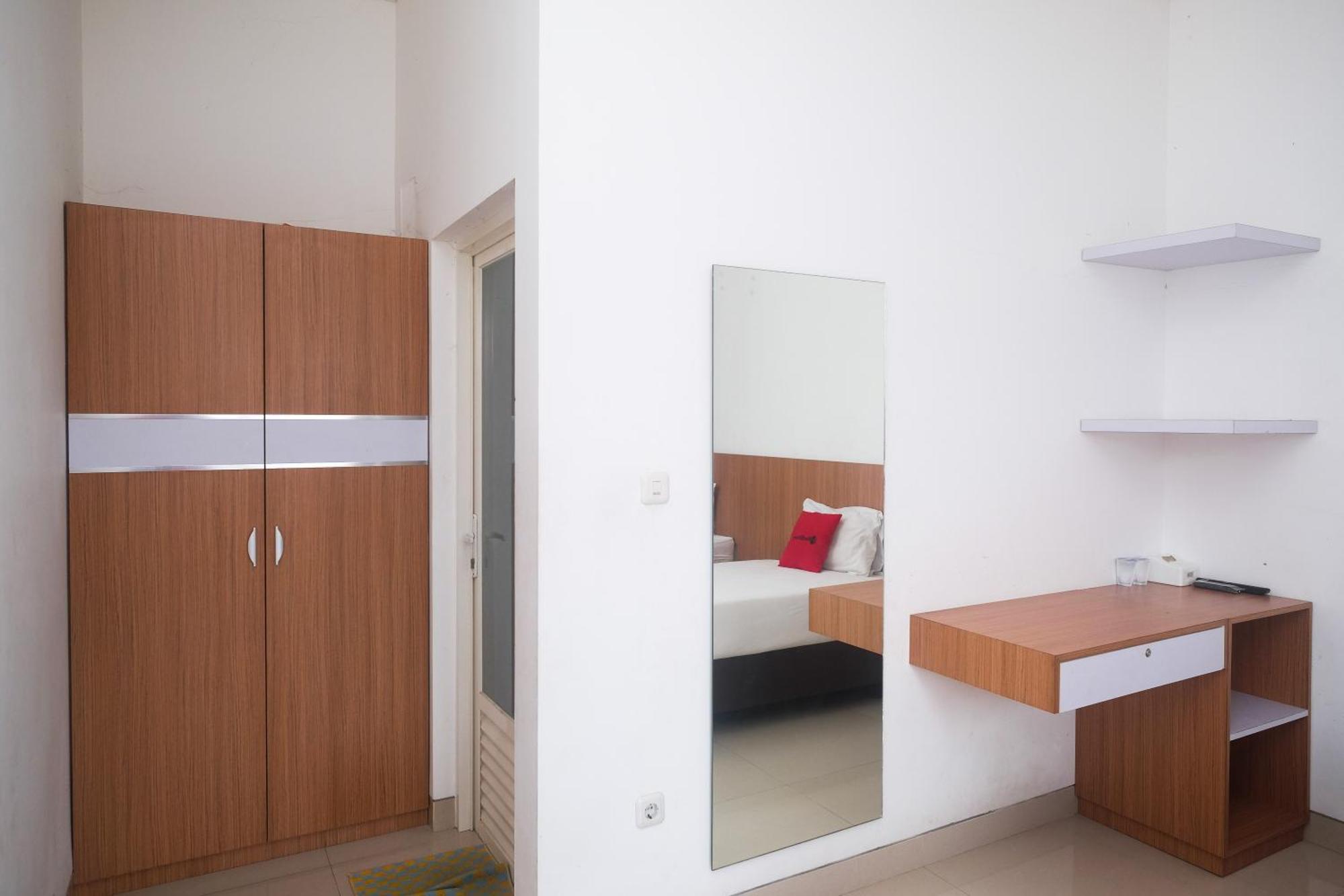 Hotel Reddoorz Syariah Near Simpang Lima Semarang à Jomblang Extérieur photo