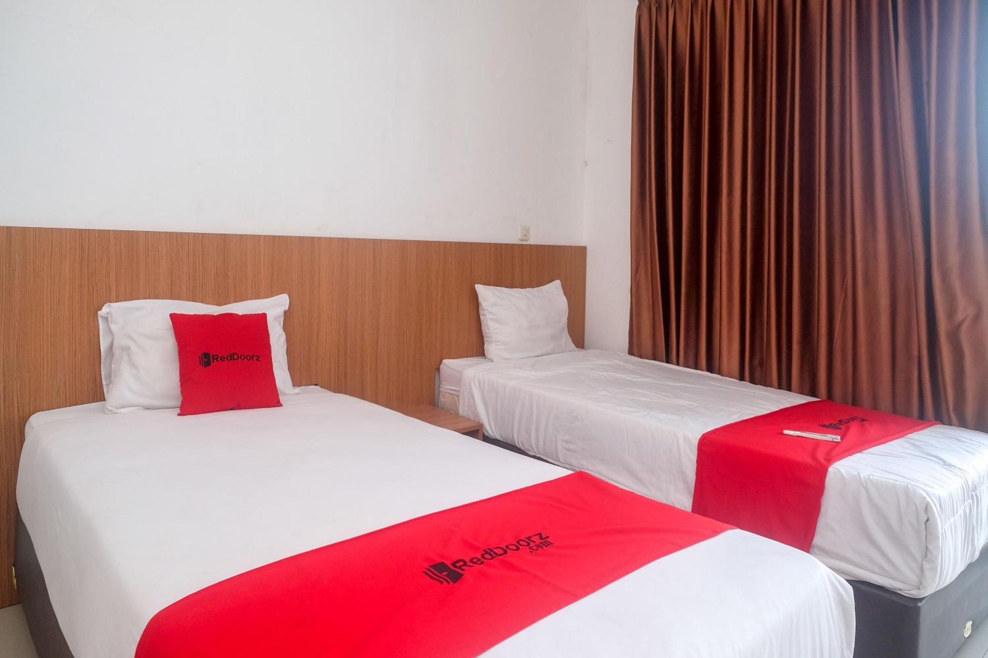 Hotel Reddoorz Syariah Near Simpang Lima Semarang à Jomblang Extérieur photo