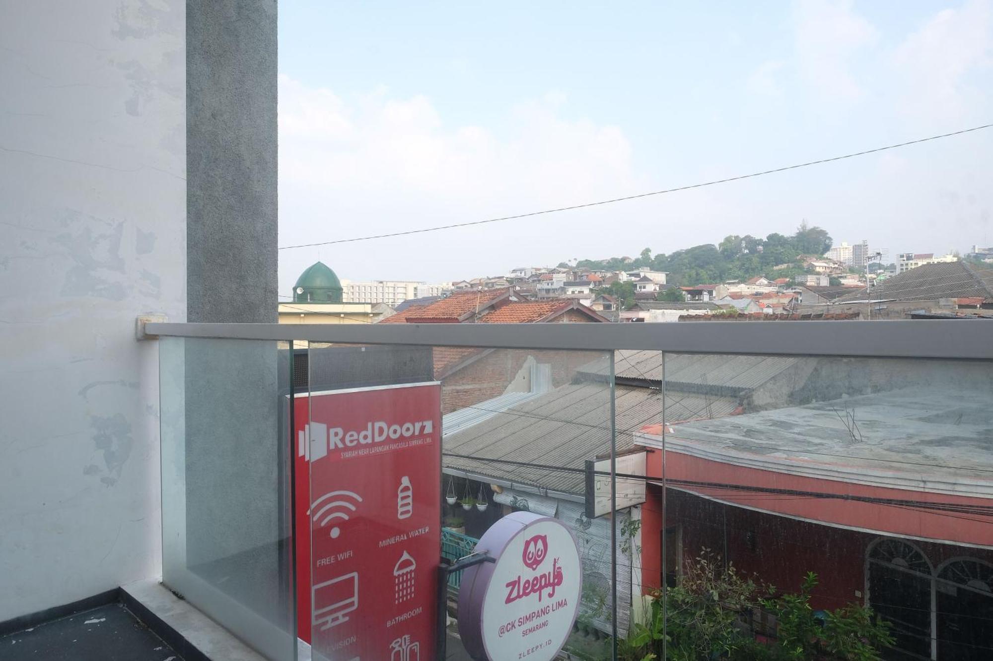 Hotel Reddoorz Syariah Near Simpang Lima Semarang à Jomblang Extérieur photo